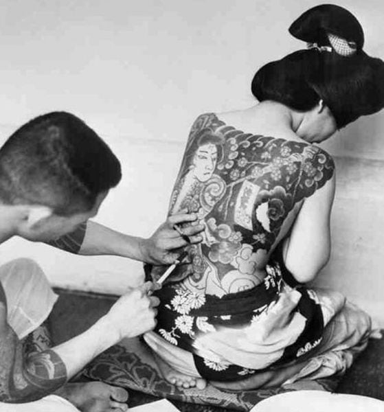 This is the old-school way to do tattoos in Japan - YouTube